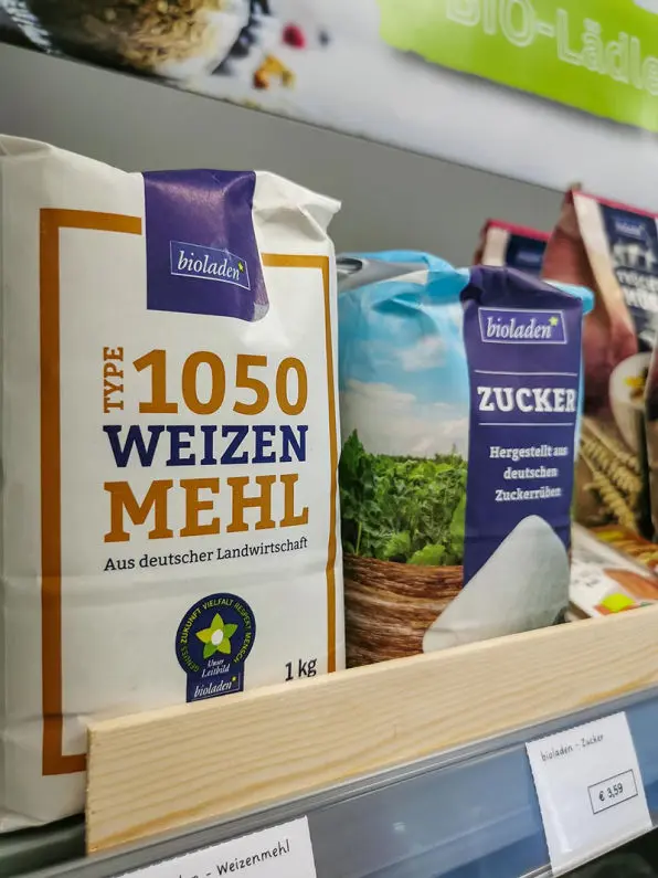 Regal mit Mehl und Zucker