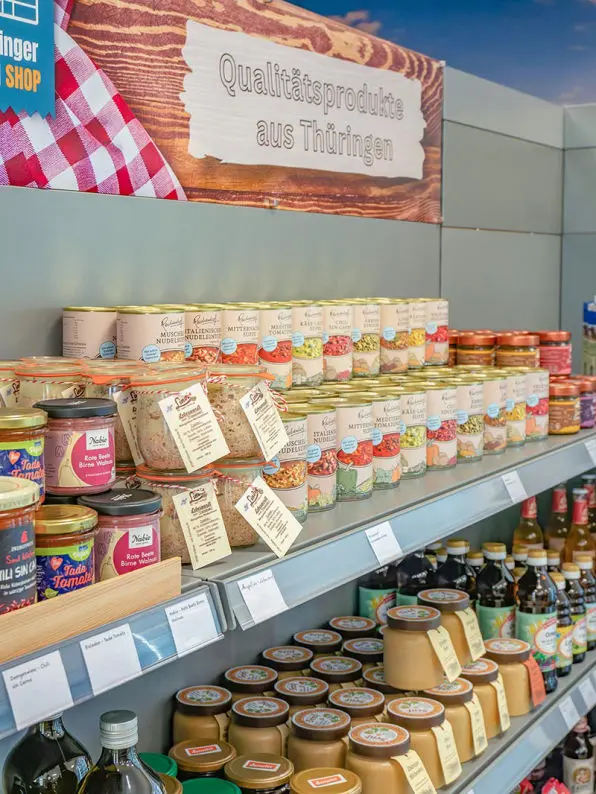 Regal mit Produkten aus Thüringen
