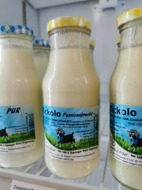 Flaschen mit Trinkjoghurt in Kühlschrank