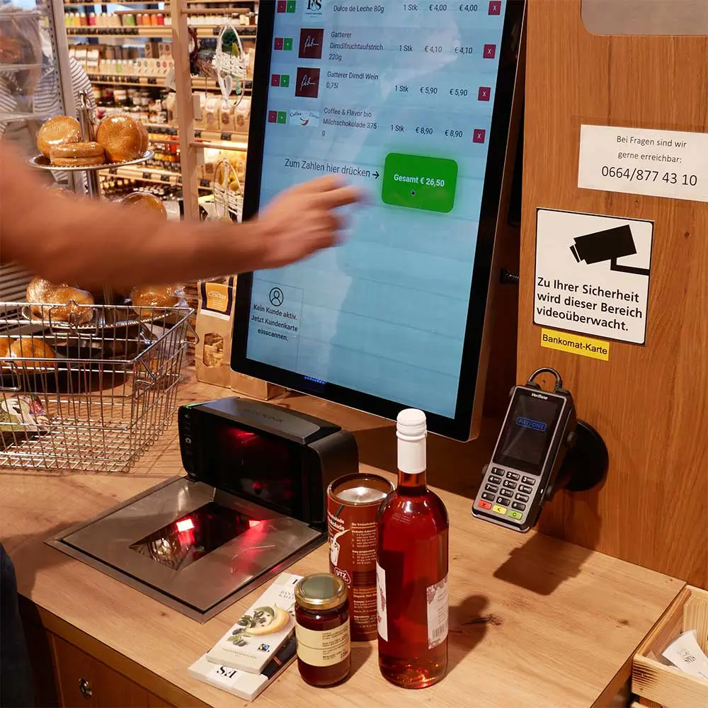 Eine SB-Kasse, an der über einen Touch-Screen-Bildschirm bezahlt wird