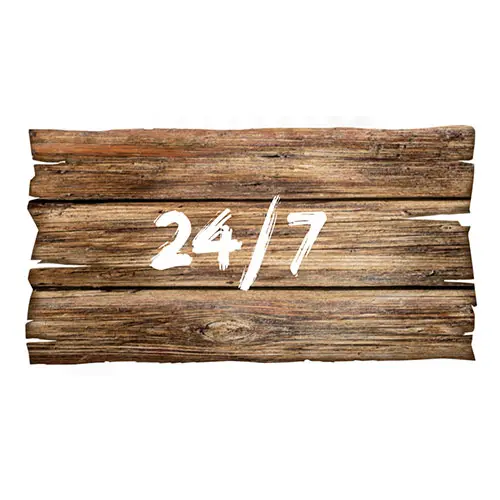 Ein Holzschild auf dem 24/7 steht